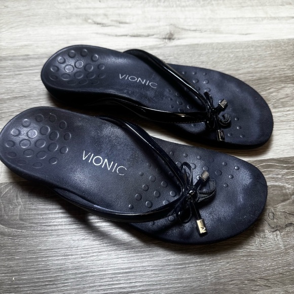 VIONIC Bella Toe Post Sandal in Black - Picture 1 of 9